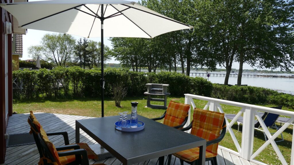 Ferienhaus WackerMagic Terrasse mit Möbeln und Sonnenschirm