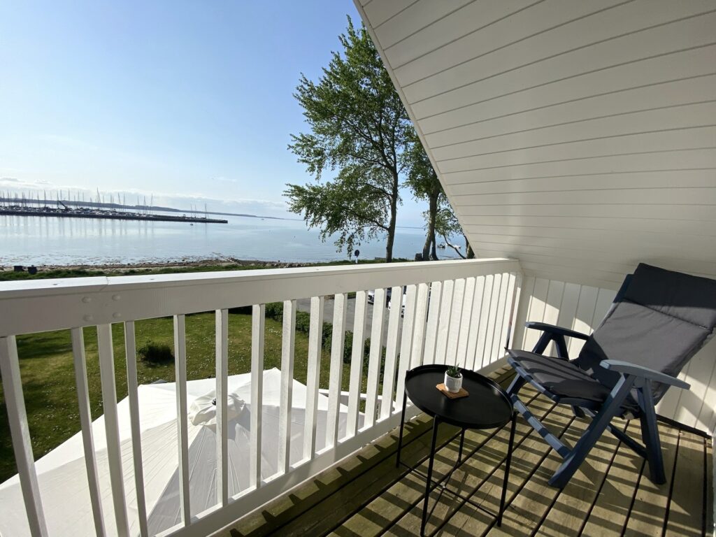 Ferienhaus WackerMagic - Überdachter Balkon mit Meerblick