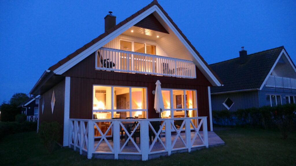 Ferienhaus WackerMagic bei Abend beleuchtet