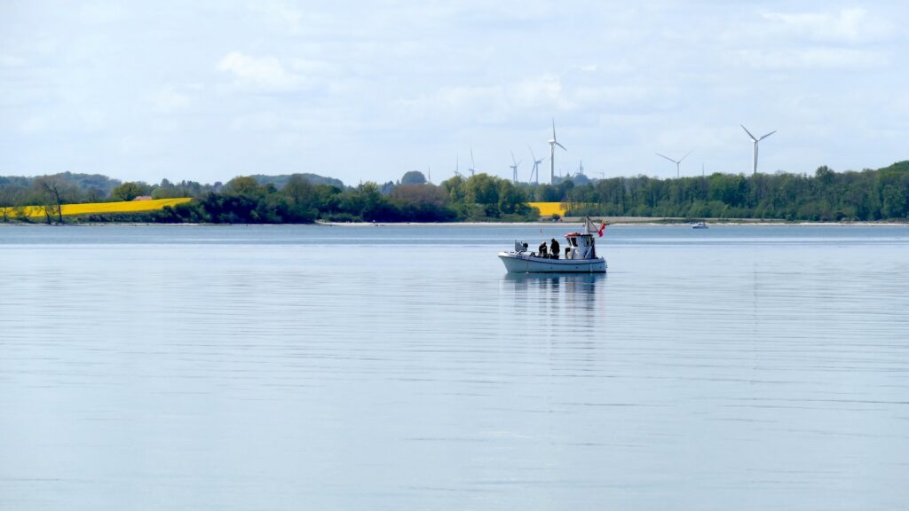 Angler mit Boot auf Ostsee in Wackerballig